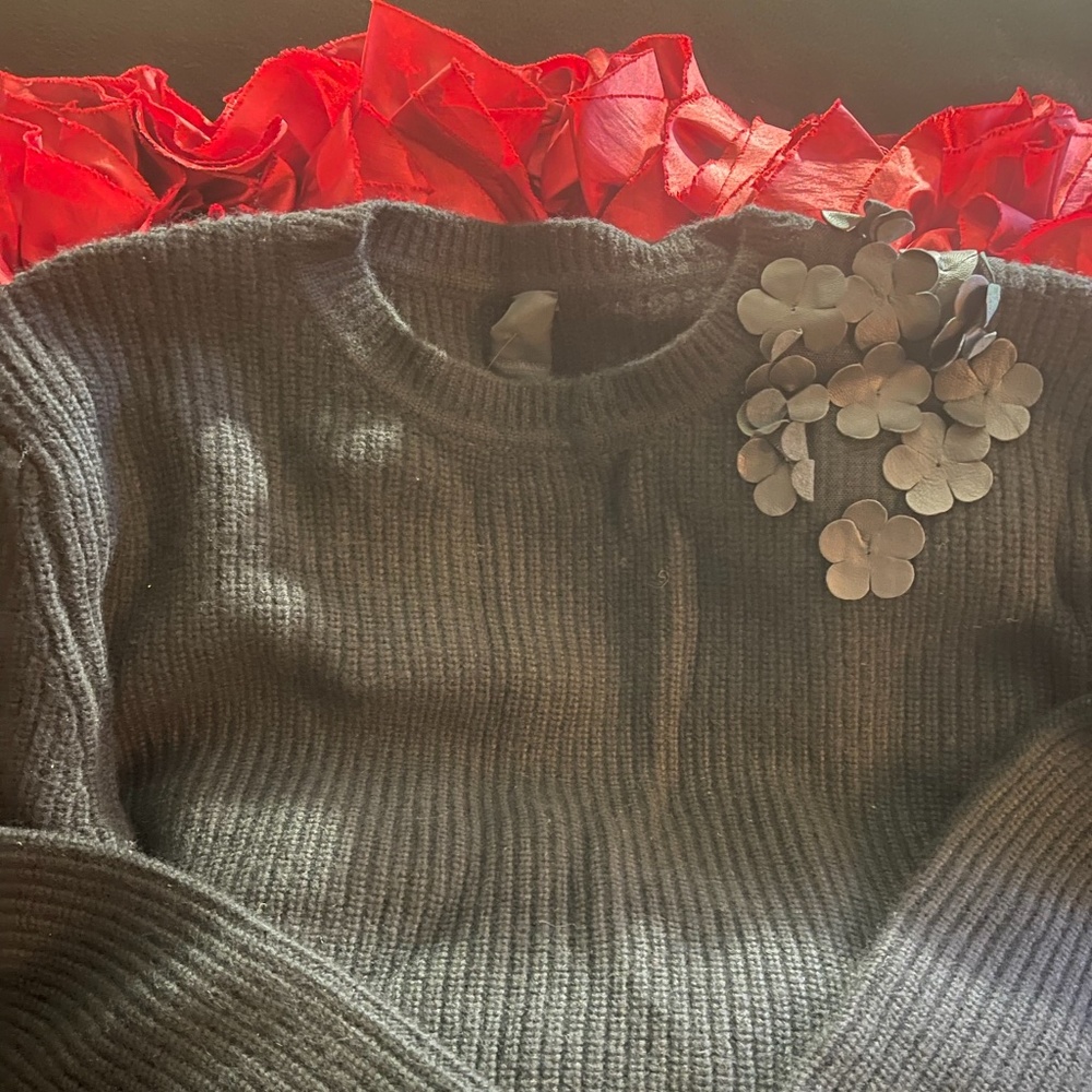 VERA WANG / Merino Wool Floral-Appliqué Sweater - Picture 5 of 6